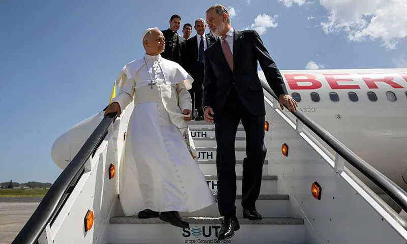 Pope Leo XIV is accompanied by Spain&rsquo;s King Felipe VI as he leaves the plane which was due to take him to Rome from Spain, after the aircraft developed a &lsquo;technical malfunction&rsquo;.&mdash;Reuters