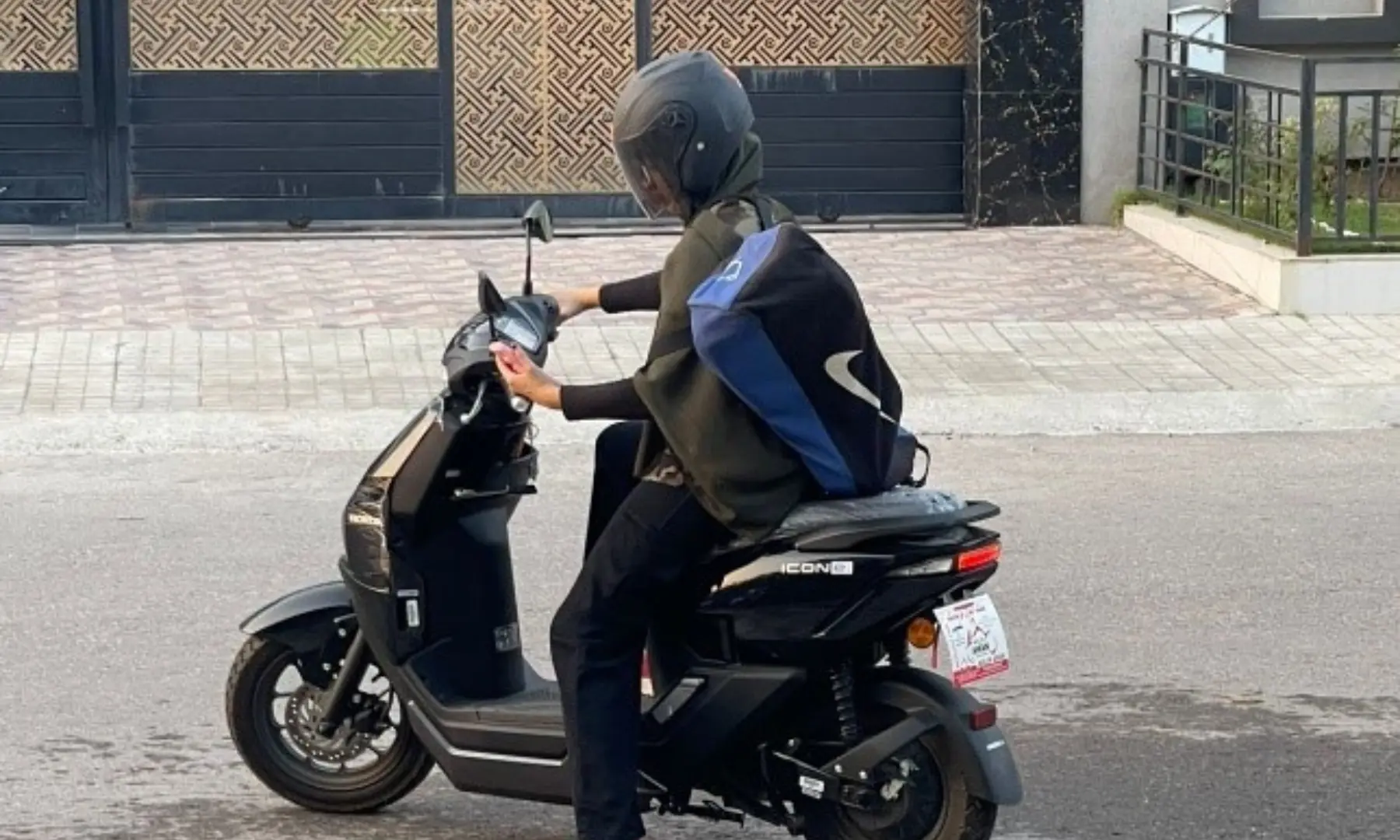  Esha with her electric bike 