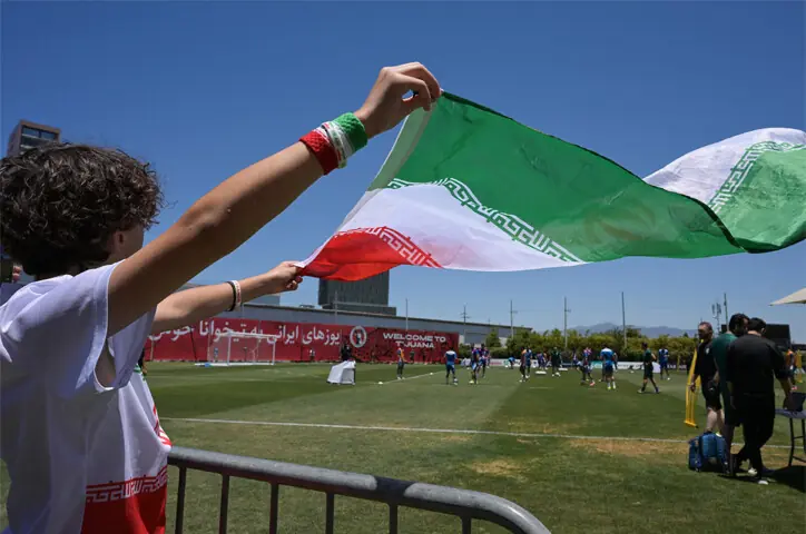 TIJUANA: An Iran fan supports his team during a training session at the Centro Xoloitzcuintle.—AFP TIJUANA: An Iran fan supports his team during a training session at the Centro Xoloitzcuintle.—AFP