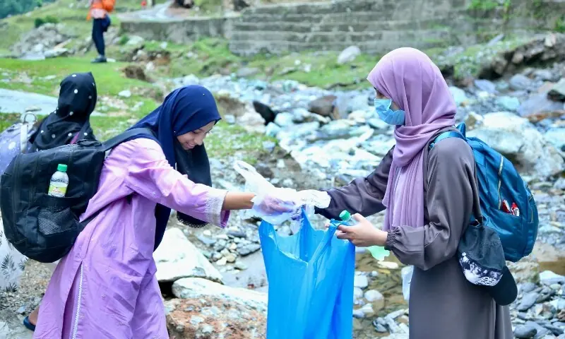 Girls in Swat clean the tourist areas. — photo provided by author Girls in Swat clean the tourist areas. — photo provided by author