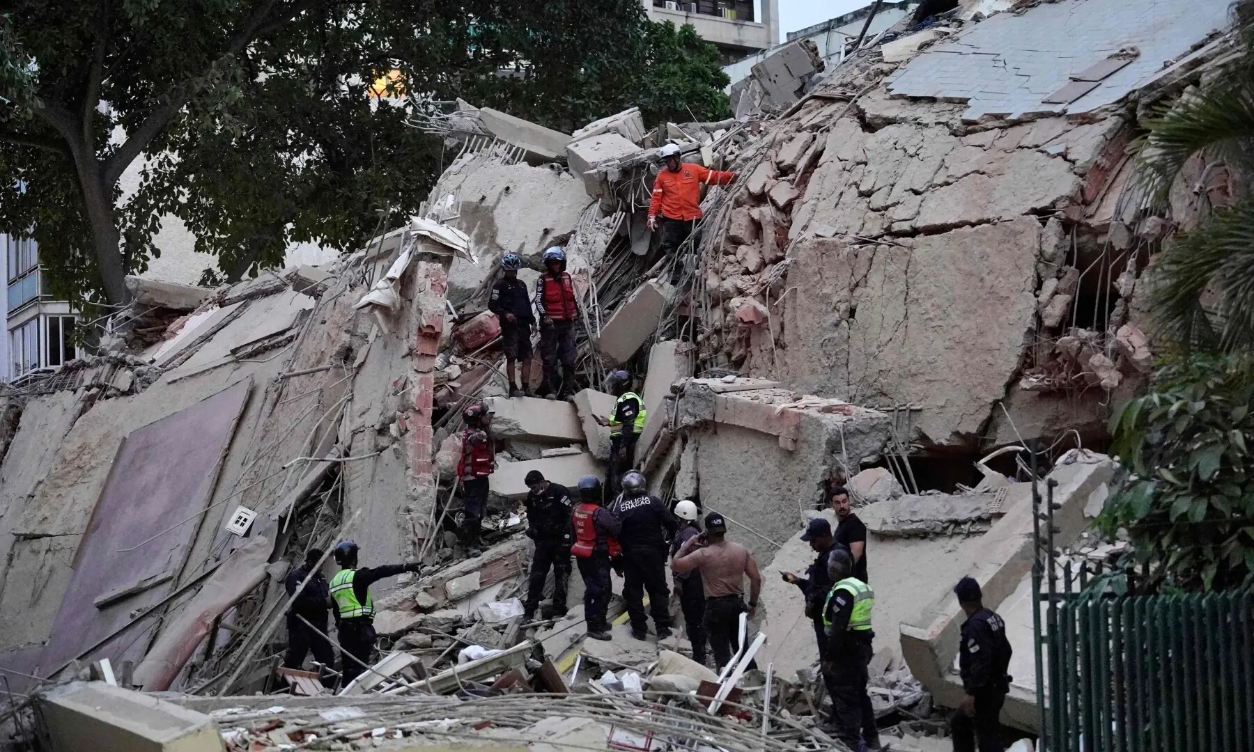  Rescuers search for victims in a collapsed building following an earthquake in Caracas on June 24, 2026. &mdash;AFP 