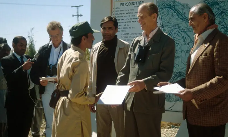 The former Duke of Edinburgh, Prince Philip, with Syed Babar Ali at the Hazarganji-Chiltan National Park in Quetta in 1988 | Mauri Rautkari/WWF
