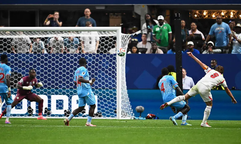 ATLANTA: England’s Harry Kane (R) shoots to score the winner past DR Congo goalkeeper Lionel Nzau Mpasi during their round-of-32 clash at the Atlanta Stadium on Wednesday.—AFP ATLANTA: England’s Harry Kane (R) shoots to score the winner past DR Congo goalkeeper Lionel Nzau Mpasi during their round-of-32 clash at the Atlanta Stadium on Wednesday.—AFP