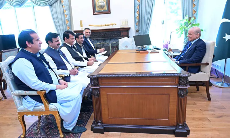 MINISTER for Kashmir Affairs and Gilgit-Baltistan Amir Muqam calls on Prime Minister Shehbaz Sharif.—APP MINISTER for Kashmir Affairs and Gilgit-Baltistan Amir Muqam calls on Prime Minister Shehbaz Sharif.—APP