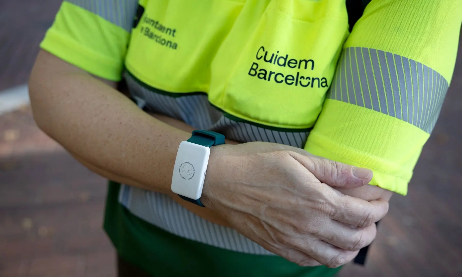 Wristbands with sensors and early starts: How Spain keeps working when the heat hits