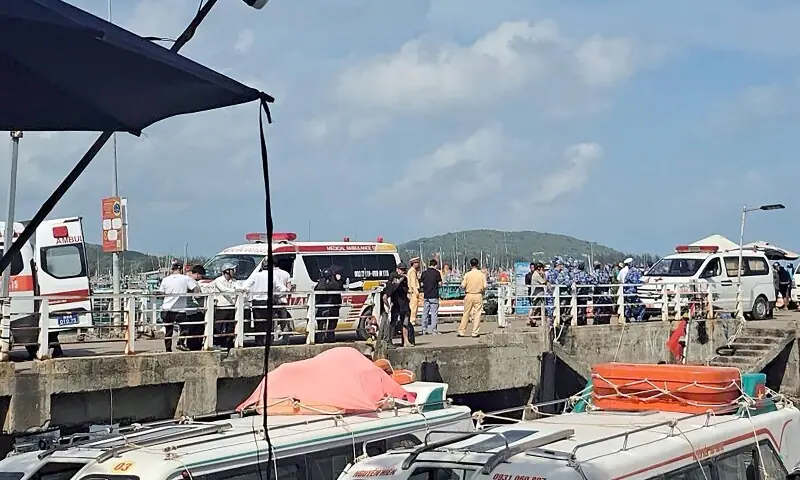 Ambulances line up on a pier to help victims of a boating accident after a tourist vessel capsized off Phu Quoc Island in southern Vietnam’s An Giang Province on July 11, 2026. —AFP