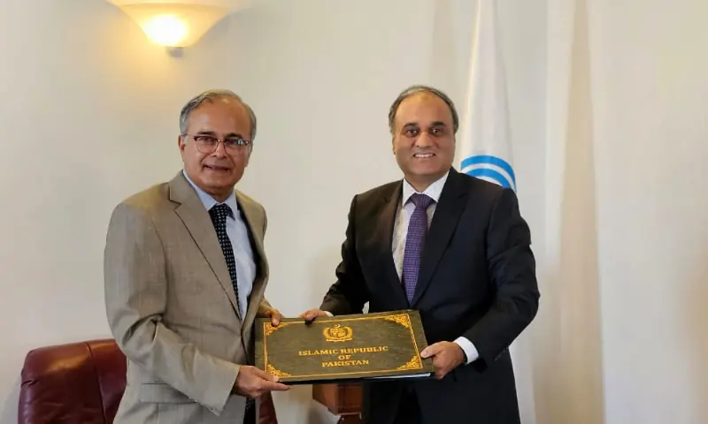 Ambassador Imran Ahmed Siddiqui (R), presenting his credentials to ECO Secretary General Ambassador Asad Majeed Khan (L) in Tehran. Ambassador Imran Ahmed Siddiqui (R), presenting his credentials to ECO Secretary General Ambassador Asad Majeed Khan (L) in Tehran.