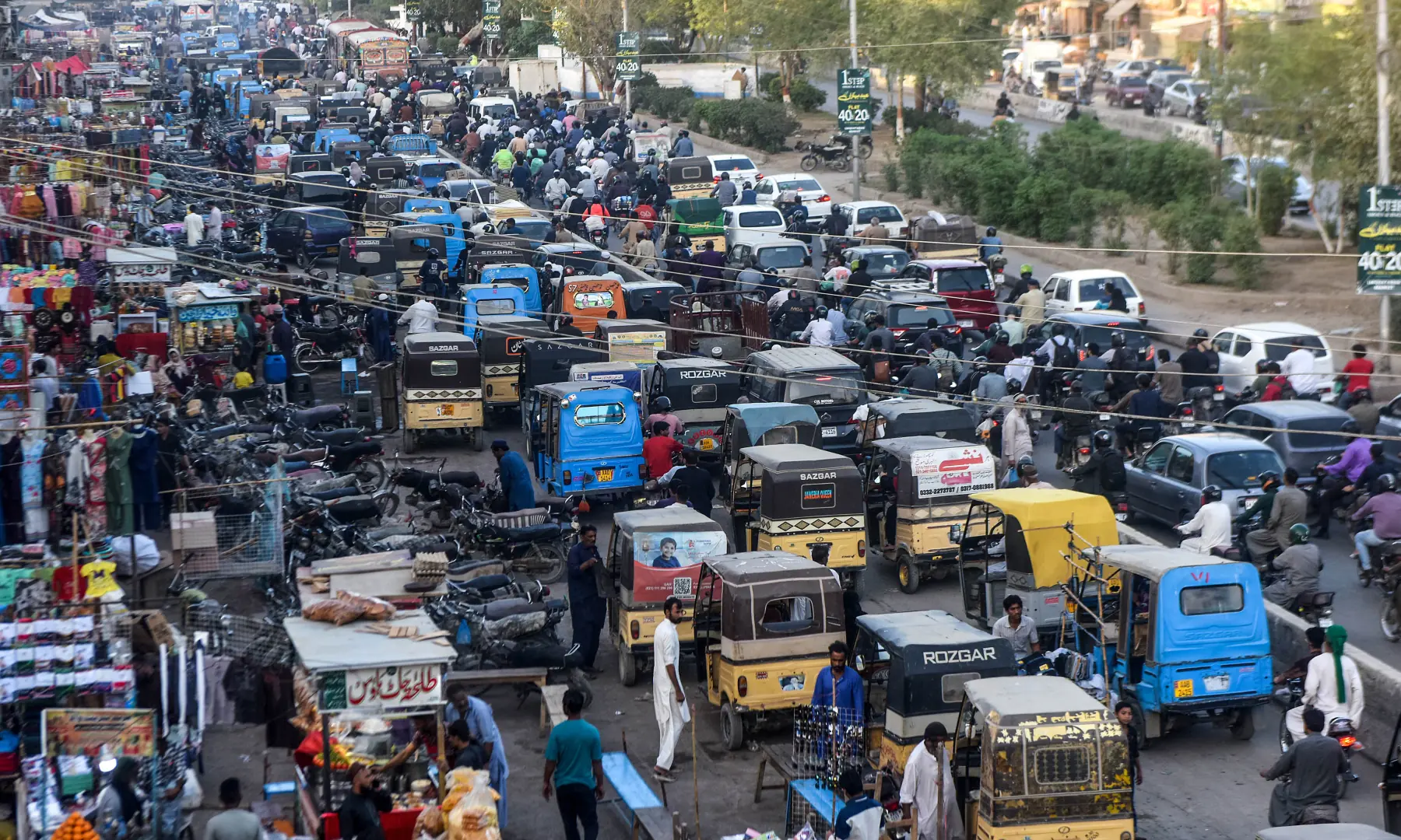 Vehicles idle amid a traffic jam in Karachi. &mdash; White Star