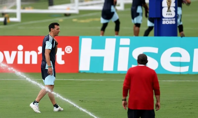 Argentina&rsquo;s head coach Lionel Scaloni (R) walks on the pitch next to forward #10 Lionel Messi during a training session on the eve of the 2026 World Cup football tournament semi-final match between England and Argentina, at Atlanta United Training Centre in Atlanta on July 14, 2026. &mdash;AFP