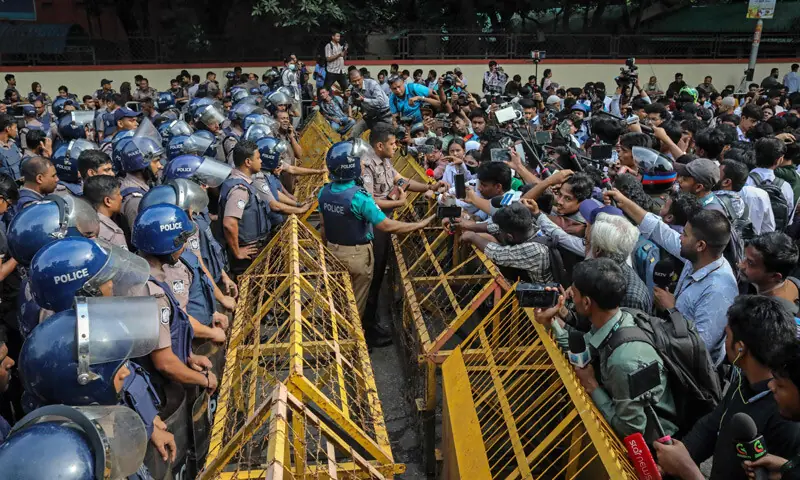 POLICE stand guard behind barricades as Higher Secondary Certificate examinees protest near the secretariat in Dhaka, demanding the Bangladesh education minister’s resignation over his handling of nationwide examinations.—AFP POLICE stand guard behind barricades as Higher Secondary Certificate examinees protest near the secretariat in Dhaka, demanding the Bangladesh education minister’s resignation over his handling of nationwide examinations.—AFP