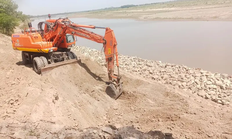 HEAVY machinery is used to reinforce embankments along the Ravi. The absence of data-sharing by India is greatly hampering official efforts to keep a check on flood levels in rivers.—Courtesy Irrigation Department HEAVY machinery is used to reinforce embankments along the Ravi. The absence of data-sharing by India is greatly hampering official efforts to keep a check on flood levels in rivers.—Courtesy Irrigation Department
