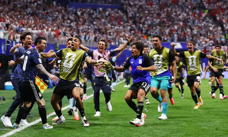 ATLANTA (Georgia): Argentina’s Lionel Messi (second L) celebrates with team-mates after Lautaro Martinez scores the winner during the semi-final against England at the Atlanta Stadium.—Reuters ATLANTA (Georgia): Argentina’s Lionel Messi (second L) celebrates with team-mates after Lautaro Martinez scores the winner during the semi-final against England at the Atlanta Stadium.—Reuters