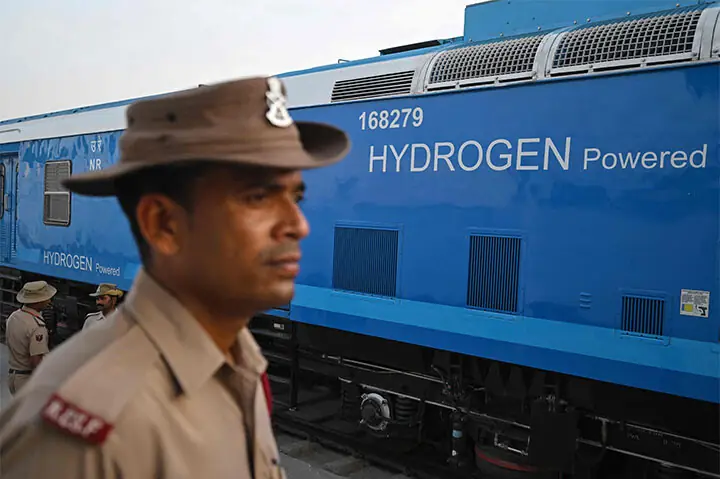 PERSONNEL of India’s Railway Protection Special Force stand guard near the hydrogen-powered train at a depot in Jind, Haryana.—AFP PERSONNEL of India’s Railway Protection Special Force stand guard near the hydrogen-powered train at a depot in Jind, Haryana.—AFP