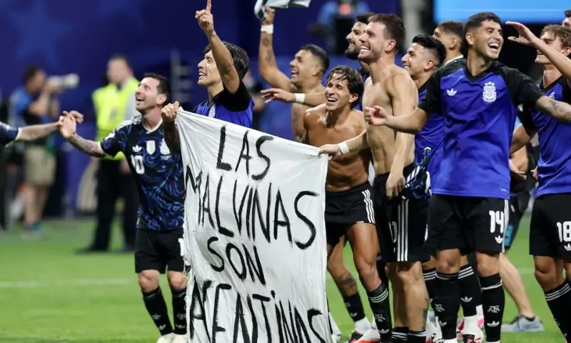 Argentina's Lisandro Martinez and Giovani Lo Celso celebrate with a Falkland Islands related banner after the match as Argentina qualify for the final of the World Cup. — Reuters Argentina's Lisandro Martinez and Giovani Lo Celso celebrate with a Falkland Islands related banner after the match as Argentina qualify for the final of the World Cup. — Reuters
