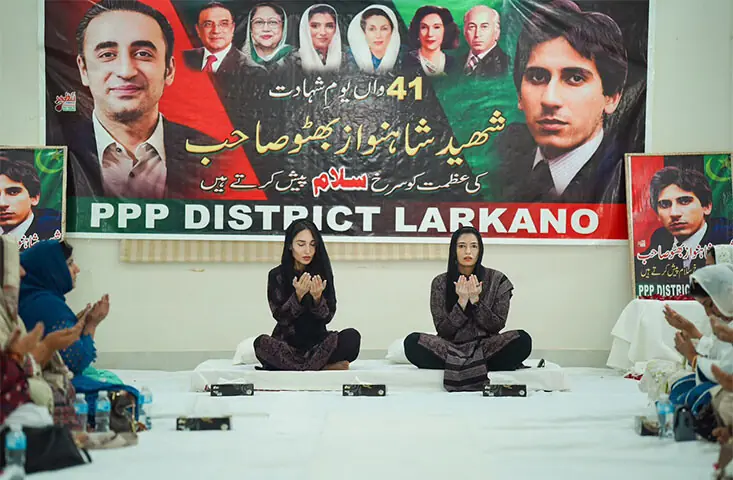 Sassui Bhutto, the daughter of late Shahnawaz Bhutto, prays, alongside her cousin Aseefa Bhutto-Zardari and party workers, to mark the 41st death anniversary of her father.—Dawn Sassui Bhutto, the daughter of late Shahnawaz Bhutto, prays, alongside her cousin Aseefa Bhutto-Zardari and party workers, to mark the 41st death anniversary of her father.—Dawn