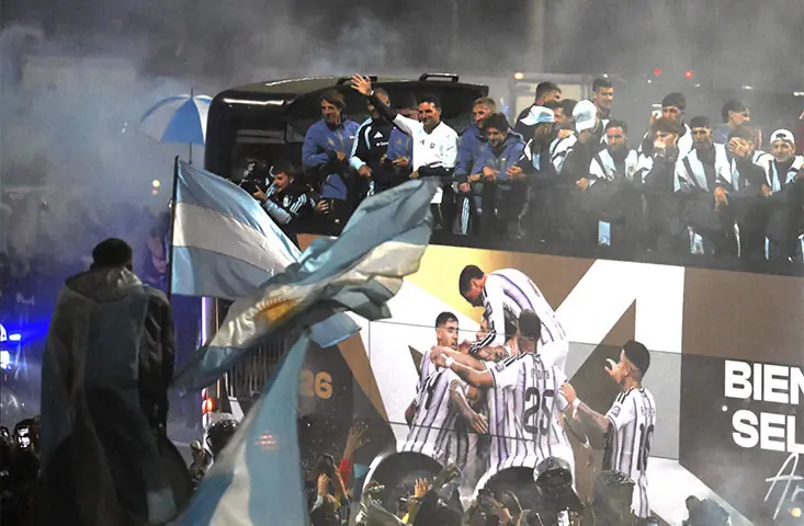 BUENOS AIRES: Argentina’s head coach Lionel Scaloni (fourth L)) waves alongside members of the national side aboard an open-top bus as they drive towards the Argentine Football Association (AFA) training camp in Ezeiza.—AFP BUENOS AIRES: Argentina’s head coach Lionel Scaloni (fourth L)) waves alongside members of the national side aboard an open-top bus as they drive towards the Argentine Football Association (AFA) training camp in Ezeiza.—AFP