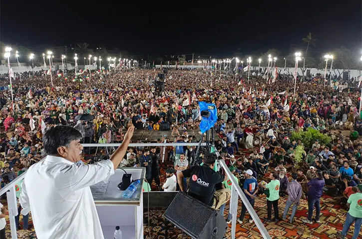 MQM-H chief Afaq Ahmed addresses the public meeting in Landhi.—Dawn MQM-H chief Afaq Ahmed addresses the public meeting in Landhi.—Dawn