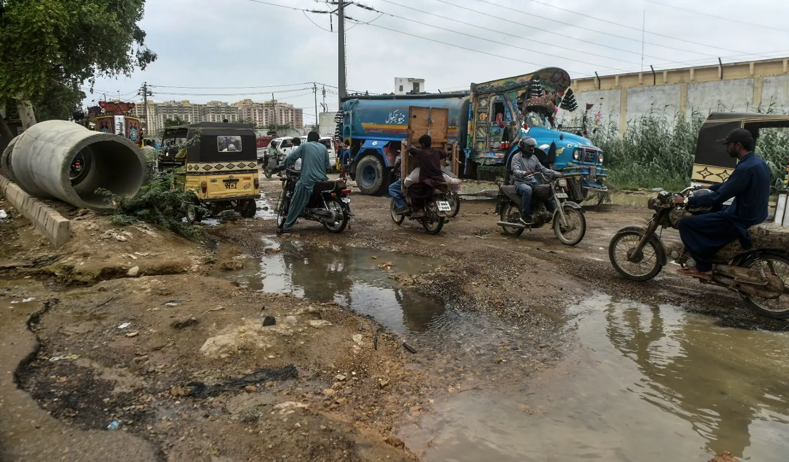 The state of the roads in Karachi’s Gulistan-i-Jauhar.—Fahim Siddiqi / White Star