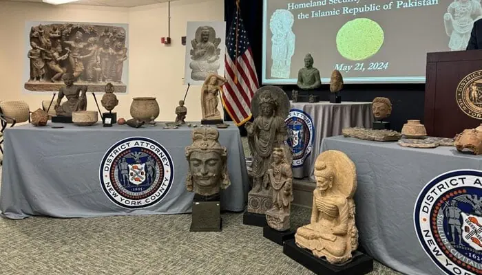 An image of recovered artefacts and US officials. &mdash; Photo courtesy @PakinNewYork/X/File