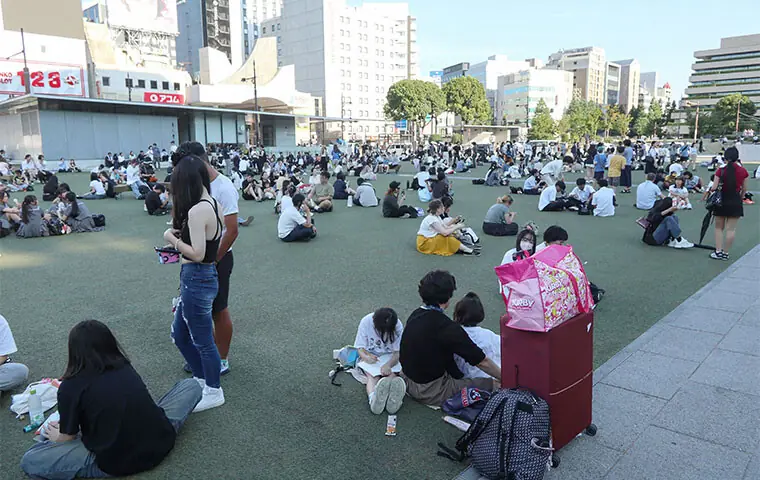 People wait at a park in Kumamoto after evacuating buildings following the earthquake.&mdash;AFP