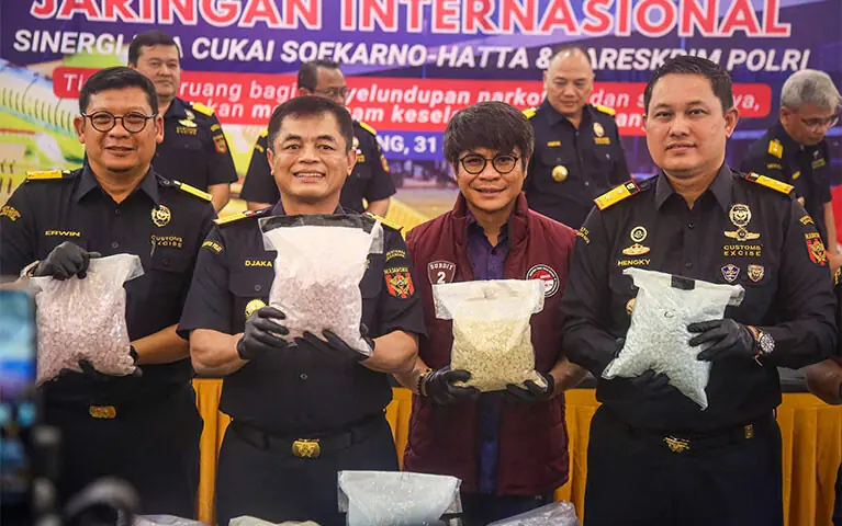 Indonesian officials display drugs smuggled by the Malaysian pilot during a press conference at Soekarno-Hatta International Airport, near Jakarta.—AFP Indonesian officials display drugs smuggled by the Malaysian pilot during a press conference at Soekarno-Hatta International Airport, near Jakarta.—AFP