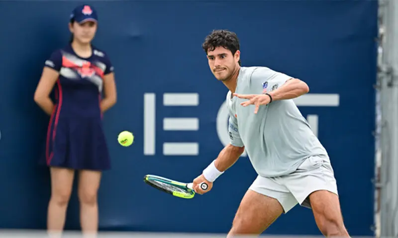 PARAGUAY’S Adolfo Daniel Vallejo eyes a return against Juncheng Shang of China during their Montreal Open first-round match at Stade IGA.—AFP PARAGUAY’S Adolfo Daniel Vallejo eyes a return against Juncheng Shang of China during their Montreal Open first-round match at Stade IGA.—AFP
