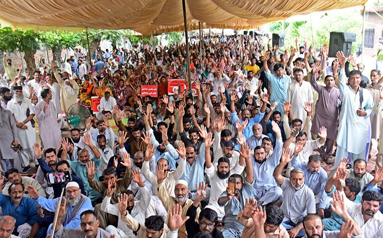 Employees of Capital Development Authority (CDA) stage a protest demonstration outside the civic agency’s office in Islamabad on Tuesday against the management’s alleged move to privatise its sanitation directorate. — Photo by Mohammad Asim Employees of Capital Development Authority (CDA) stage a protest demonstration outside the civic agency’s office in Islamabad on Tuesday against the management’s alleged move to privatise its sanitation directorate. — Photo by Mohammad Asim