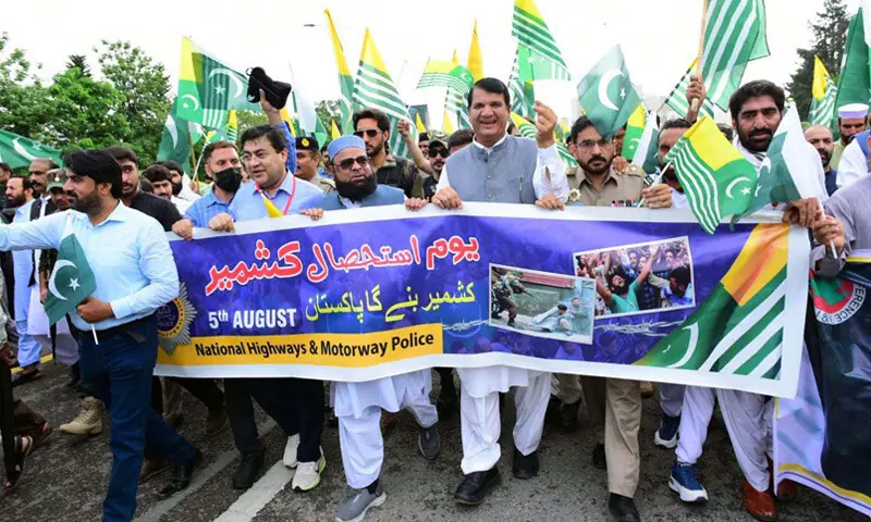 ISLAMABAD: Federal Minister for Kashmir Affairs Amir Muqam takes part in a rally held to mark Youm-i-Istehsal for India-held Kashmir, on Constitution Avenue.—APP ISLAMABAD: Federal Minister for Kashmir Affairs Amir Muqam takes part in a rally held to mark Youm-i-Istehsal for India-held Kashmir, on Constitution Avenue.—APP