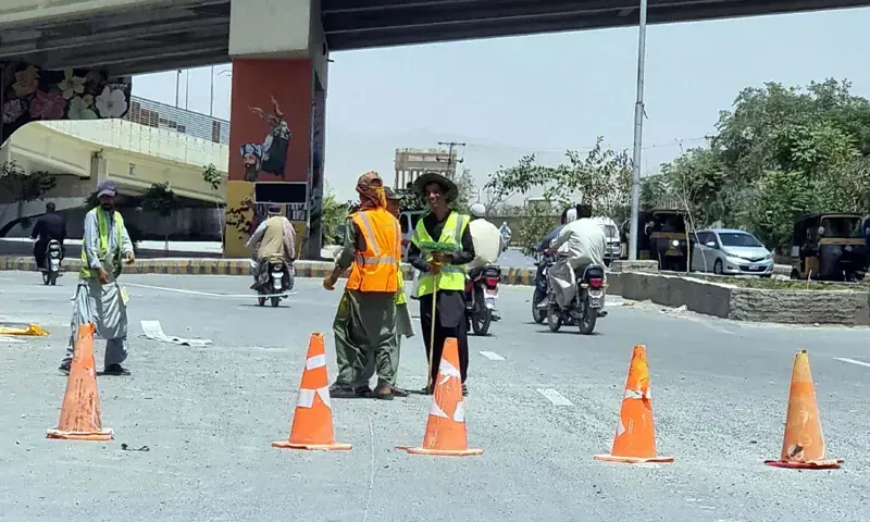 WORKERS carry out road maintenance work at Quetta’s Koila Phatak to improve traffic flow.—PPI/File WORKERS carry out road maintenance work at Quetta’s Koila Phatak to improve traffic flow.—PPI/File