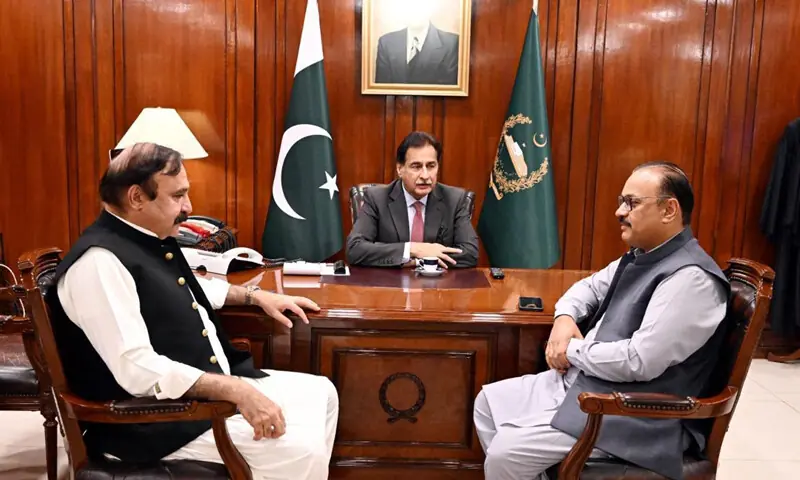 PTI&rsquo;s Aamir Dogar (right) meets NA Speaker Ayaz Sadiq (centre) and Parliamentary Affairs Minister Tariq Fazal Chaudhry.&mdash;Dawn