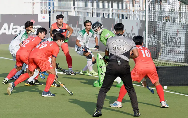 ISLAMABAD: Players of South Korea and Pakistan Under-21 team in action during the fourth Test at the Naseer Bunda Hockey Stadium on Friday.&mdash;Tanveer Shahzad/White Star