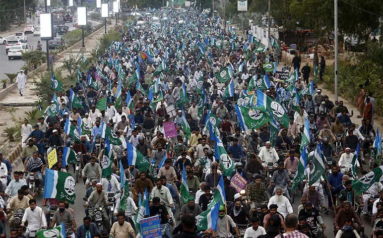 Workers of Jamaat-i-Islami stage a sit-in on Sharea Faisal to demand cut in fuel prices.—Shakil Adil / White Star Workers of Jamaat-i-Islami stage a sit-in on Sharea Faisal to demand cut in fuel prices.—Shakil Adil / White Star