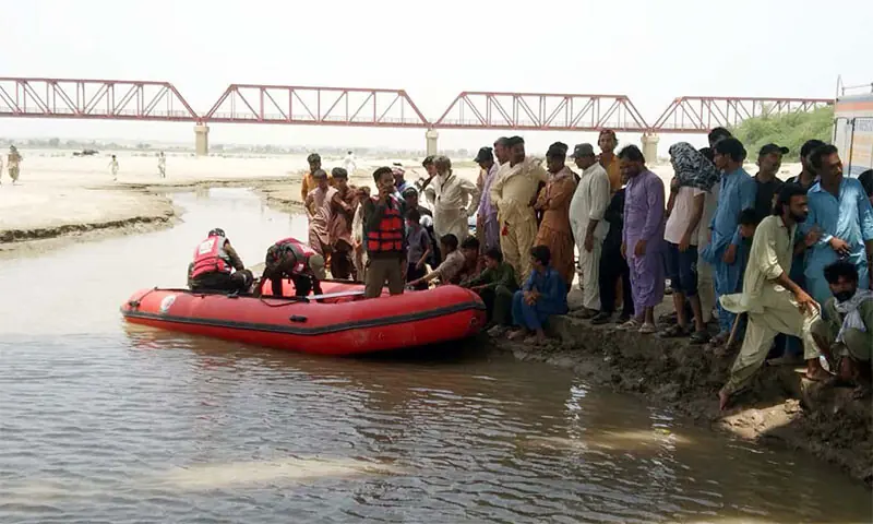 PEOPLE gather near the Hussainabad locality, along the Indus River in Hyderabad, as Rescue-1122 staff continue their search for three drowned youths, on Sunday.—Umair Ali PEOPLE gather near the Hussainabad locality, along the Indus River in Hyderabad, as Rescue-1122 staff continue their search for three drowned youths, on Sunday.—Umair Ali