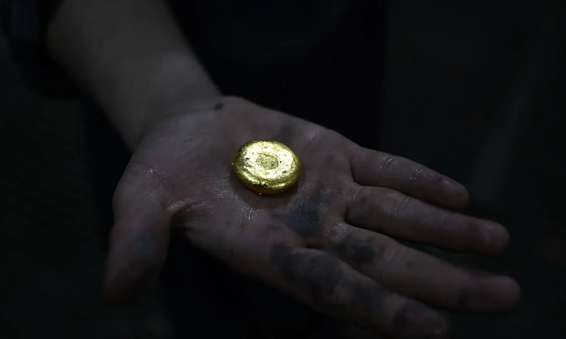 This photograph taken on August 4, 2026 shows an Afghan goldsmith holding gold at a workshop in Fayzabad, in Afghanistan&rsquo;s northeastern Badakhshan province. &mdash; AFP