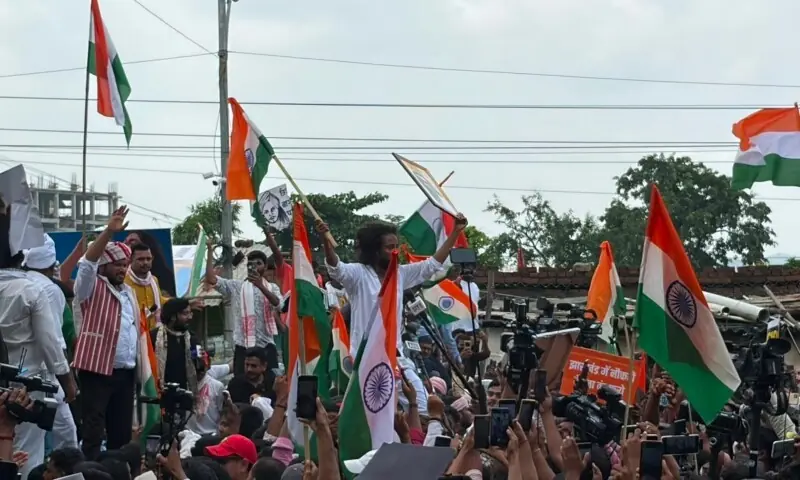 Student protesters in Ranchi continue their &lsquo;Vidhan Sabha Gherao&rsquo; march as part of their protest against alleged irregularities in Jharkhand Public Service Commission (JPSC) - Jharkhand Staff Selection Commission (JSSC) exams. &mdash;Photo courtesy @IndianExpress/X