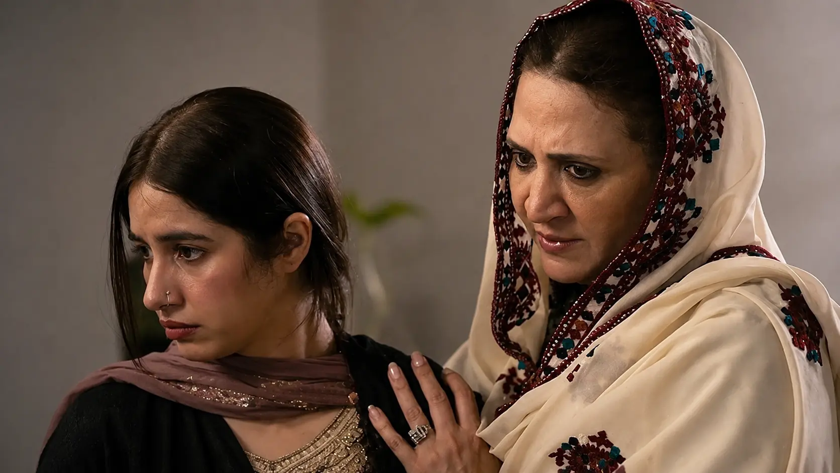  Asma Abbas (right) and Sabeena Farooq in Mann Jogi 