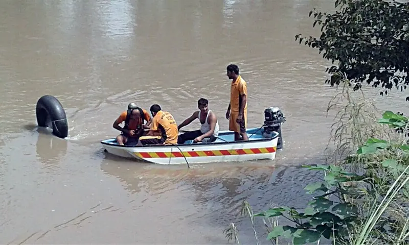 Rescue 1122 divers search for the bodies of the youths drowned in the BRB Canal. Photo used for representation. &mdash; Dawn/File