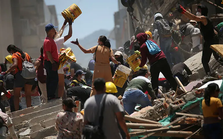 People join rescuers to remove rubble from the site of a damaged building in Pereira.—Reuters People join rescuers to remove rubble from the site of a damaged building in Pereira.—Reuters