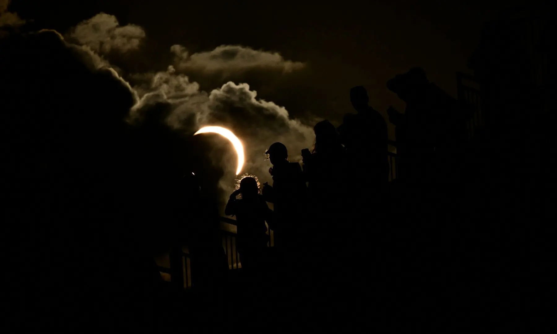  People react as they observe the total solar eclipse from the sea port of Tarragona, northeastern Spain, on August 12, 2026. —AFP 