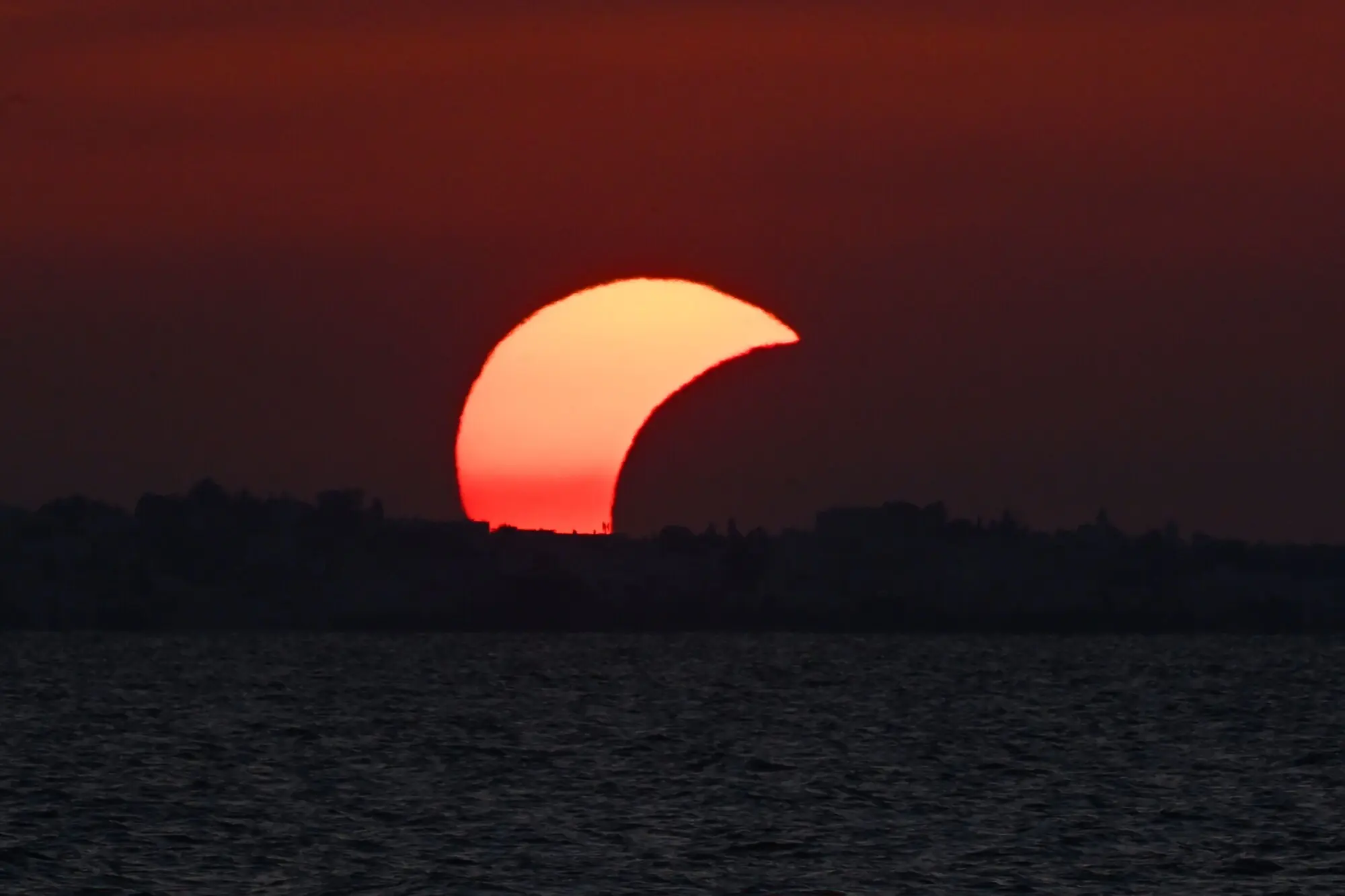  The moon completely covers the sun during a solar eclipse near the northern Spanish town of Reinosa, August 12, 2026. —Reuters 