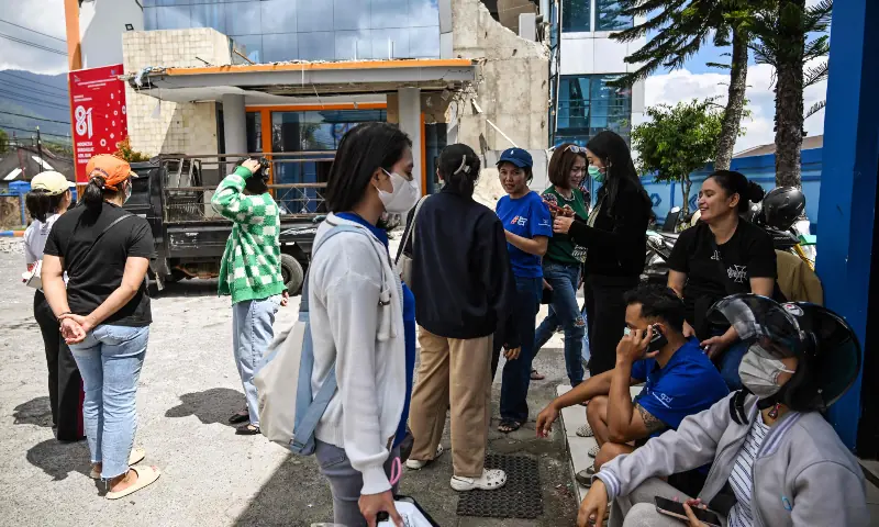 Thousands await aid after deadly Indonesian quake