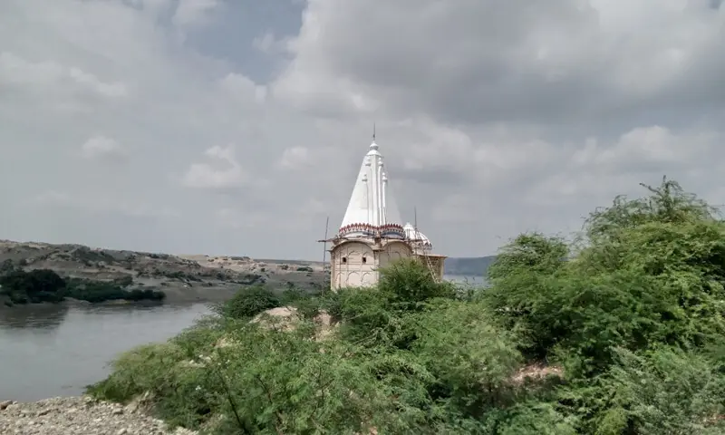 Pavagadh Temple built by the prosperous Hindu merchant community of Makhad on the banks of the Indus River. Pavagadh Temple built by the prosperous Hindu merchant community of Makhad on the banks of the Indus River.