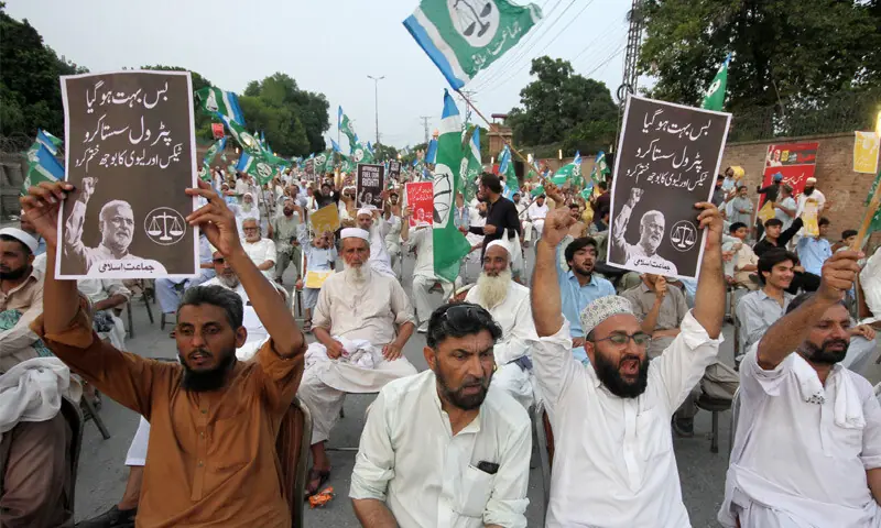 Jamaat-i-Islami activists raise slogans during a protest outside the Governor’s House, Peshawar, on Sunday. — White Star Jamaat-i-Islami activists raise slogans during a protest outside the Governor’s House, Peshawar, on Sunday. — White Star