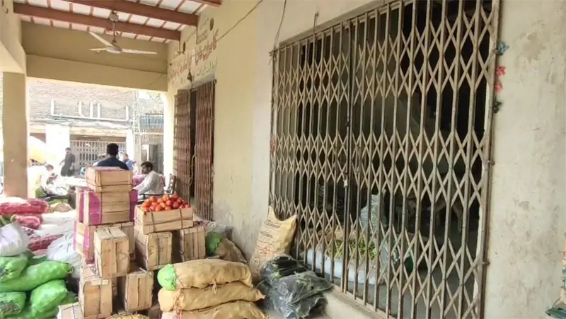 THE Sabzi Mandi in Larkana is shut during traders&rsquo; strike on Monday.&mdash;Dawn