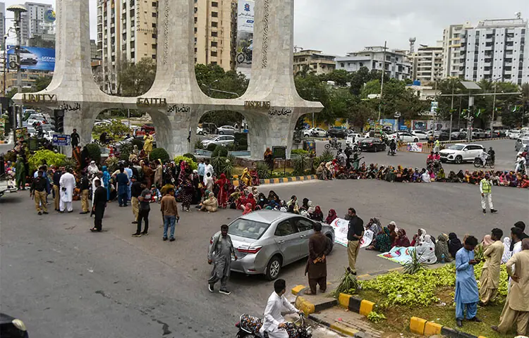 demonstrators block traffic at Teen Talwar to protest the outsourcing of lady health workers programme.—Fahim Siddiqi / White Star demonstrators block traffic at Teen Talwar to protest the outsourcing of lady health workers programme.—Fahim Siddiqi / White Star