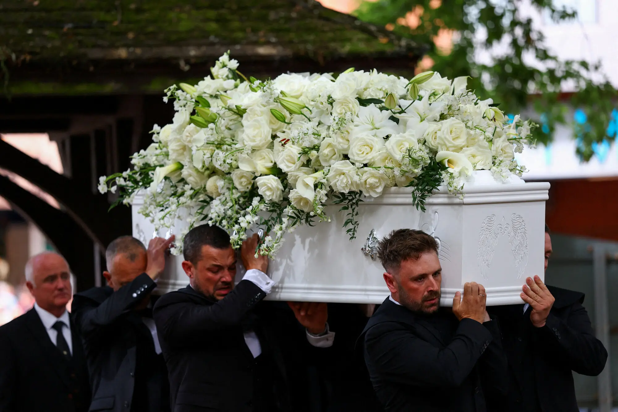 Fans, mourners gather for singer Bonnie Tyler's memorial service in Wales' Swansea