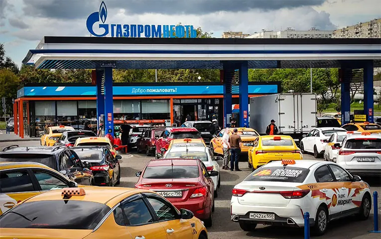 VEHICLES queue at a petrol station in Moscow amid shortage in some Russian regions as Ukraine steps up attacks on the country’s oil refineries.—AFP VEHICLES queue at a petrol station in Moscow amid shortage in some Russian regions as Ukraine steps up attacks on the country’s oil refineries.—AFP
