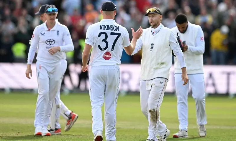 England's Joe Root (2R) shakes hands with England's Gus Atkinson (C) as England win on day three of the first Test match between England and Pakistan at Headingley cricket ground in Leeds, northern England on August 21, 2026. &mdash; AFP