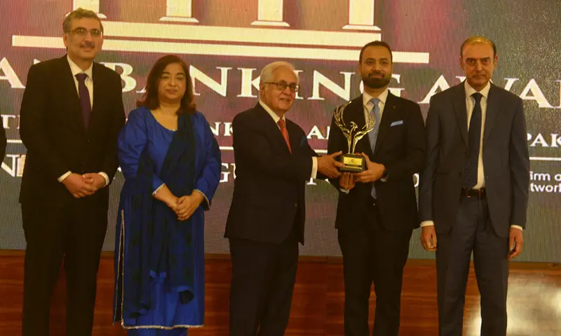 Jury Chairman Zubyr Soomro presents the Best Bank Award 2026 to Meezan Bank President and CEO Dr Syed Amir Ali, as SBP Governor Jameel Ahmad looks on during the Pakistan Banking Awards ceremony. — Tahir Jamal / White Star Jury Chairman Zubyr Soomro presents the Best Bank Award 2026 to Meezan Bank President and CEO Dr Syed Amir Ali, as SBP Governor Jameel Ahmad looks on during the Pakistan Banking Awards ceremony. — Tahir Jamal / White Star