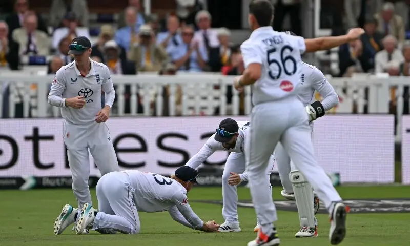 England&rsquo;s Jordan Cox (2L) holds on to a catch to dismiss Pakistan&rsquo;s Babar Azam on day two of the second Test match between England and Pakistan at Lord&rsquo;s cricket ground in Leeds, London on August 28, 2026. &mdash; AFP